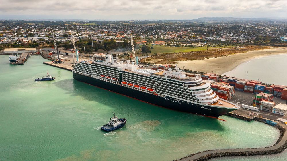 Cruise ship at Timaru Port